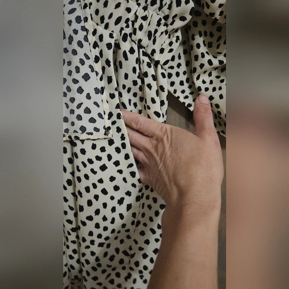 VICI Flawless Well Behaved Printed Pocketed Tie Romper. Size small - Picture 14 of 16